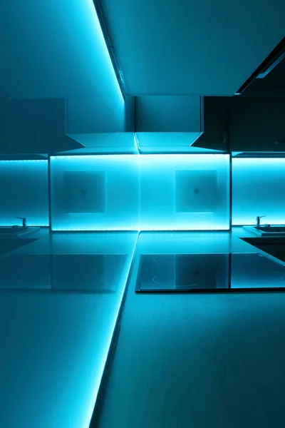 Cucina con illuminazione a led blu — Foto Stock