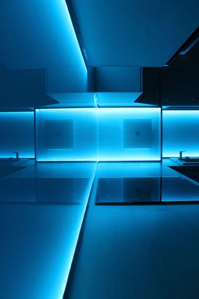 蓝色 led 照明的厨房 — 图库照片