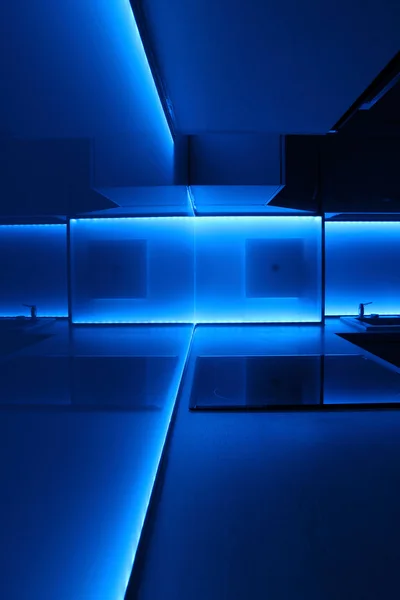 Cozinha com iluminação led azul — Fotografia de Stock