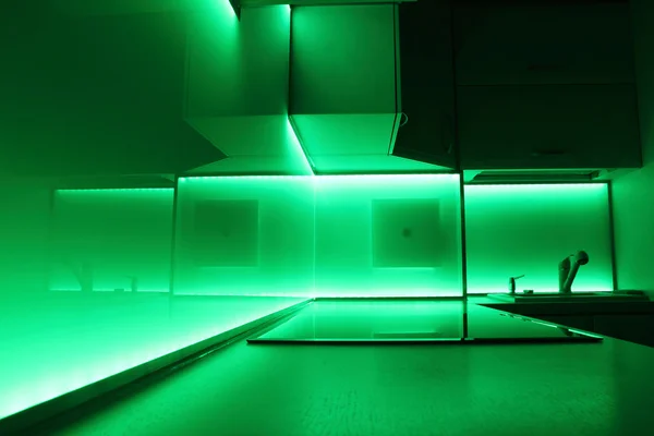 绿色 led 照明的厨房 — 图库照片