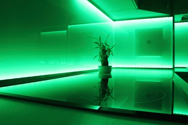 Cozinha com iluminação led verde — Fotografia de Stock
