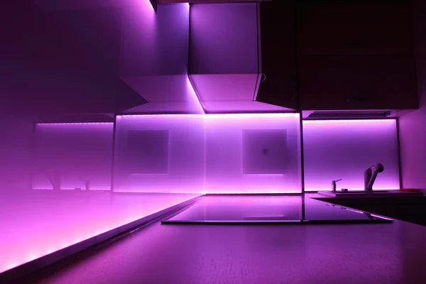 Cozinha com iluminação led roxa — Fotografia de Stock
