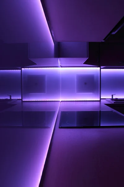 Keuken met paarse led verlichting — Stockfoto