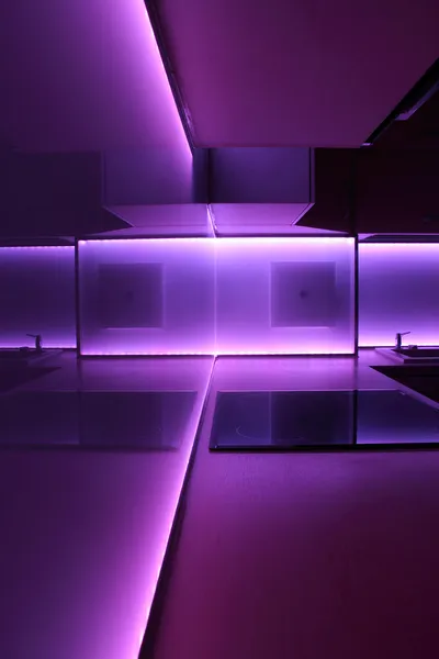 紫色 led 照明的厨房 — 图库照片