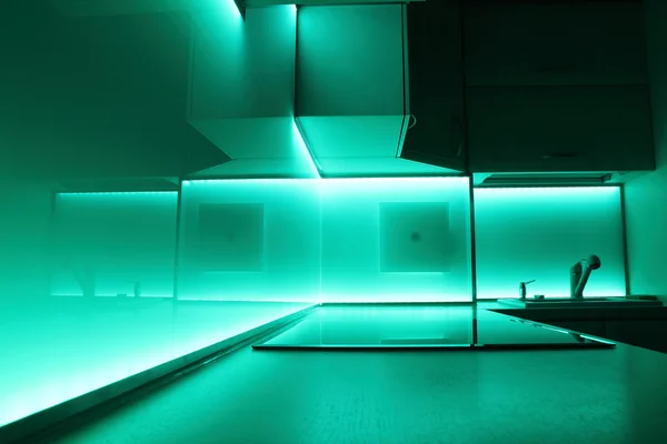 Küche mit türkiser LED-Beleuchtung — Stockfoto