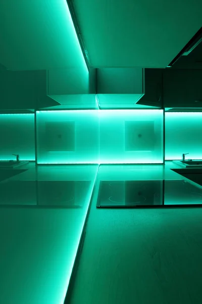 Keuken met turquoise led verlichting — Stockfoto