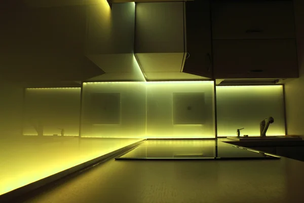 Cozinha com iluminação led amarela — Fotografia de Stock