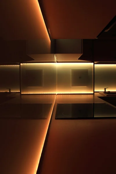 Küche mit oranger LED-Beleuchtung — Stockfoto