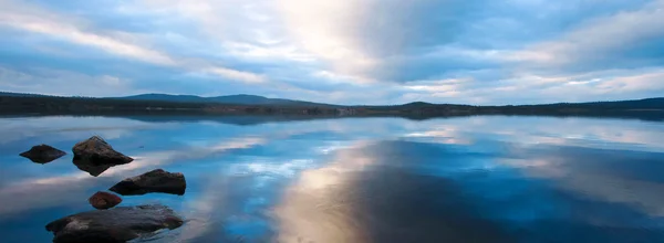 Холодне озеро з хмарами — стокове фото