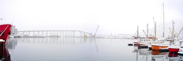 Barcos em um porto de inverno e uma ponte — Fotografia de Stock