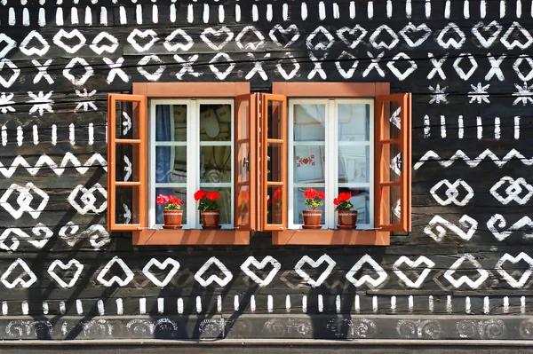 Antigua casa de madera pintada — Foto de Stock