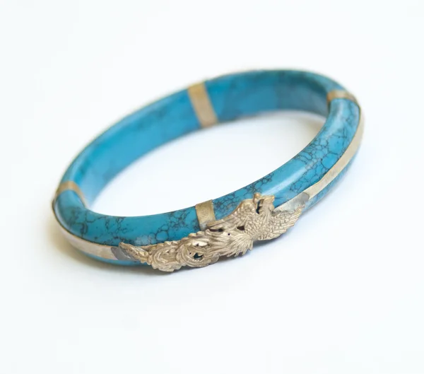 Bracelet turquoise avec dragon de cuivre sur fond blanc Images De Stock Libres De Droits