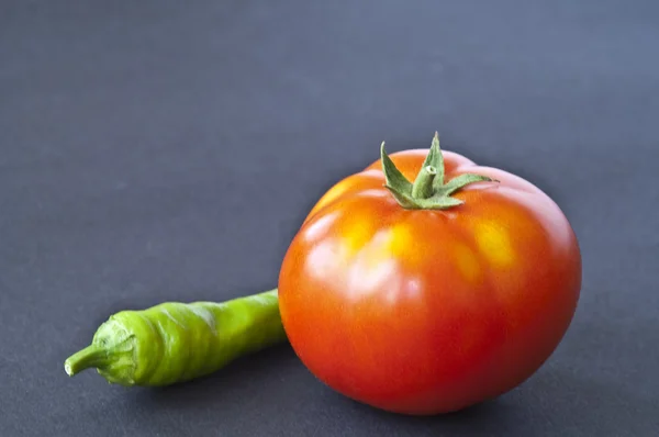 Green chili and red tomato — Stock Photo, Image