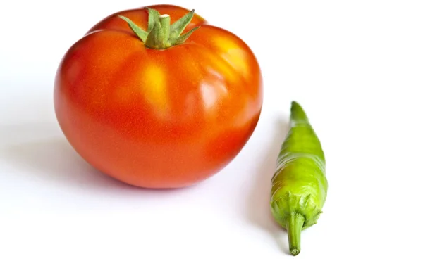 Chili verde y tomate rojo aislados sobre fondo blanco — Foto de Stock