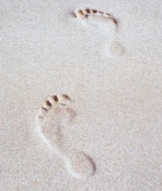 bir kum üzerinde ayak izleri