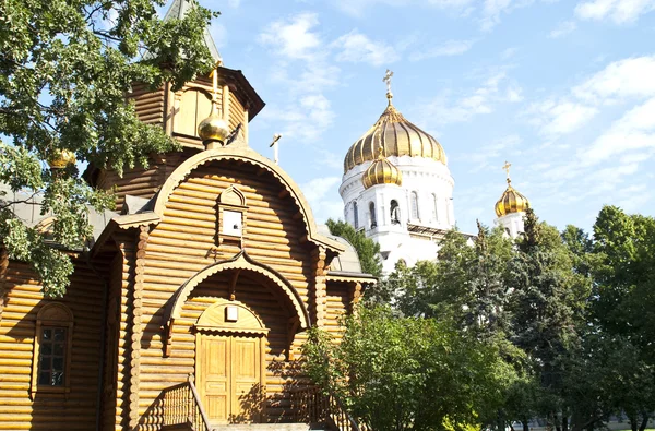 Kurtarıcı İsa Katedrali ve ahşap kilise derzhavnaya, Moskova, Rusya — Stok fotoğraf