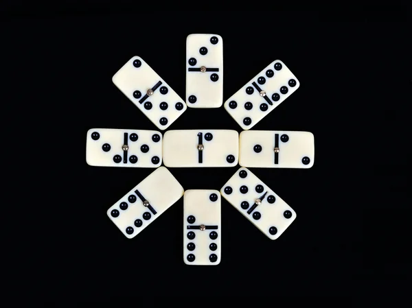 Domino na białym tle na czarnym tle — Zdjęcie stockowe