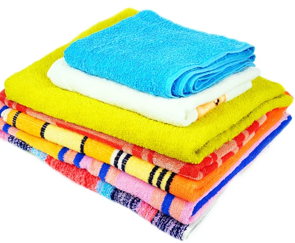 Bunte Handtücher isoliert auf weißem Hintergrund — Stockfoto