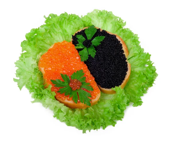 Smörgåsar med röd och svart kaviar sallat som lämnar — Stockfoto