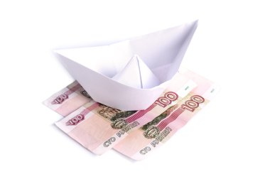 Beyaz bir arka plan üzerinde izole para kağıt tekne