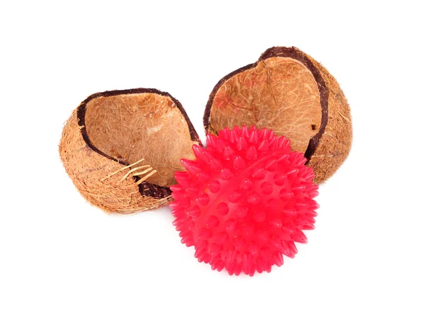 Kokosnoot schelpen met rode bal isolatet op een wit backround — Stockfoto