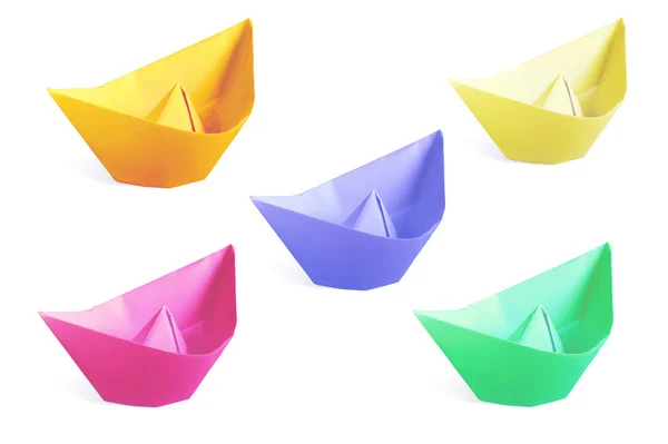 Barcos de papel de colores aislados sobre un fondo blanco —  Fotos de Stock