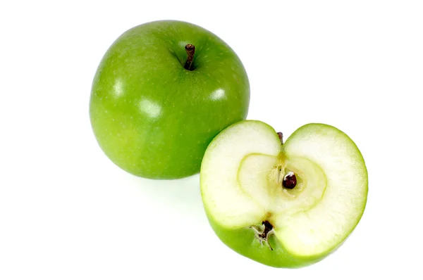 Зеленые яблоки изолированы на белом фоне — стоковое фото
