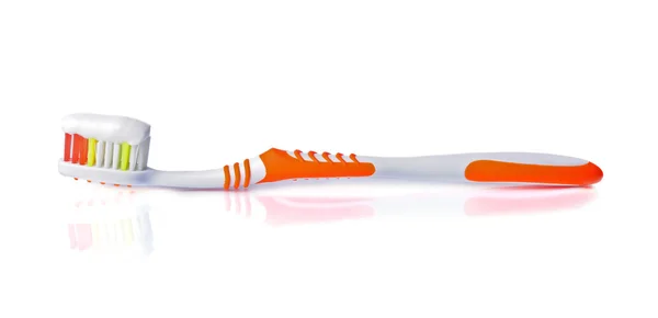 Зубная щетка с пастой и отражением — стоковое фото