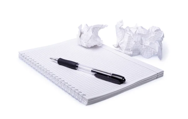 Papel arrugado, cuaderno y bolígrafo aislados sobre fondo blanco — Foto de Stock