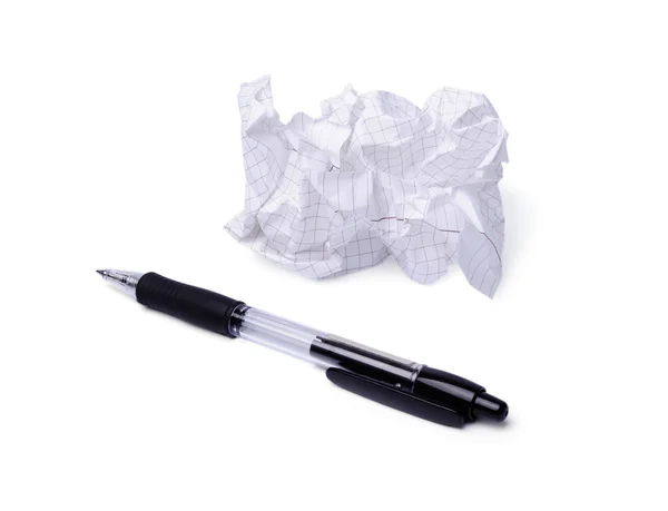 Papier et stylo froissés isolés sur fond blanc — Photo