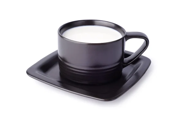 Sütlü beyaz zemin üzerine izole siyah kupa