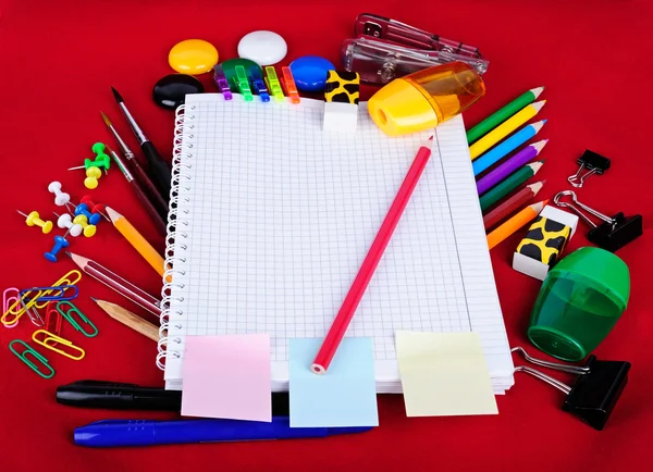 Schoolonderwijs levert items geïsoleerd op een rode achtergrond — Stockfoto