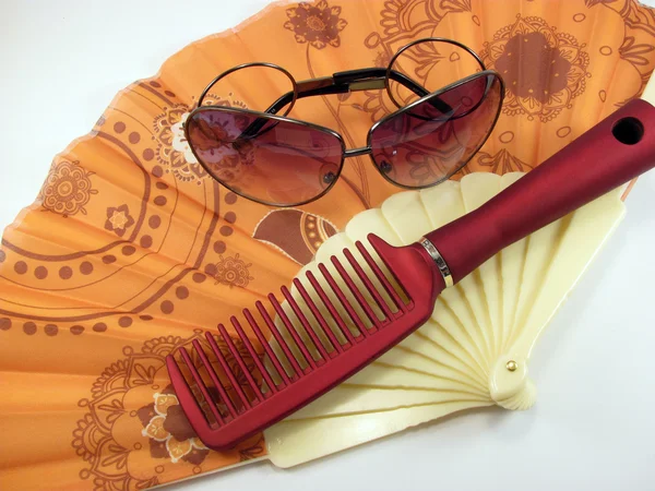 Óculos, um ventilador e uma escova de cabelo — Fotografia de Stock