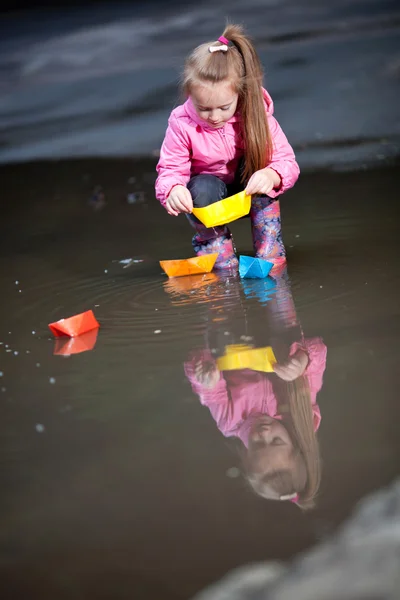 女孩玩在水坑 — 图库照片