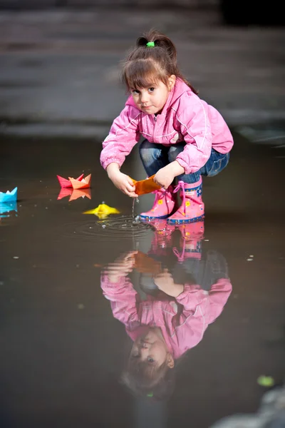 Mädchen spielt in Pfütze — Stockfoto