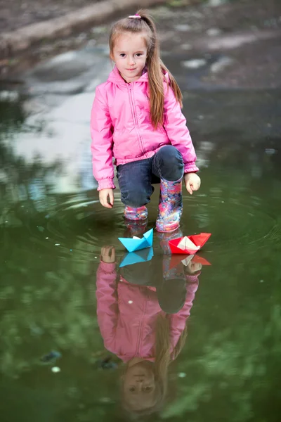 女孩在水坑里玩 — 图库照片