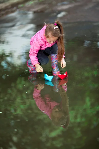 Mädchen spielt in Pfütze — Stockfoto