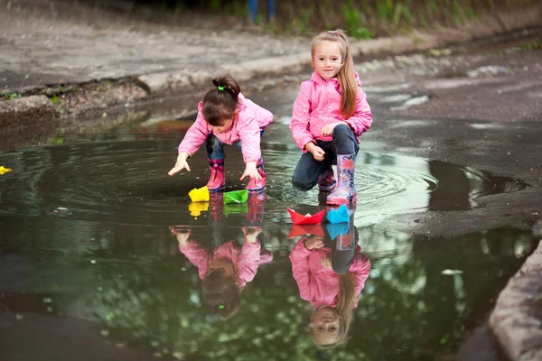 Girls playing in puddle — Stock Photo, Image