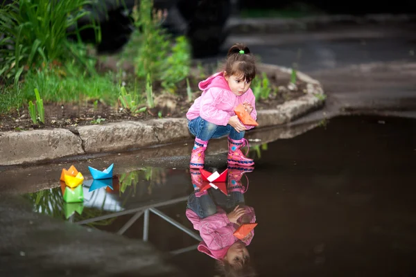 女孩玩在水坑 — 图库照片