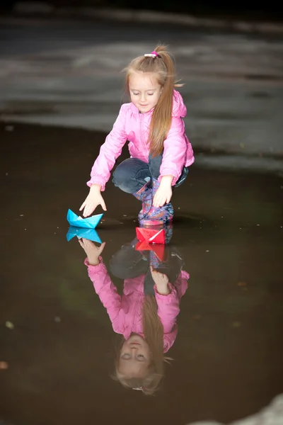 水たまりで遊んでいるガール フレンド — ストック写真