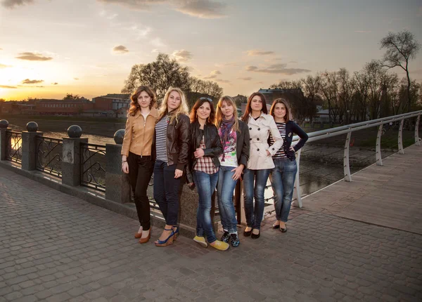 Hermosas chicas en el puente — Foto de Stock