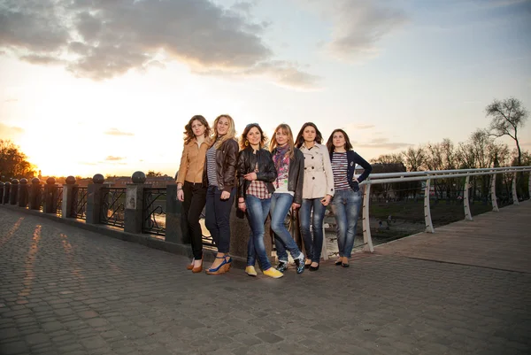 Belle ragazze sul ponte — Foto Stock