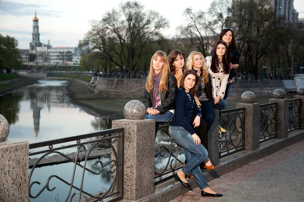 Les filles sur la rive de la rivière — Photo