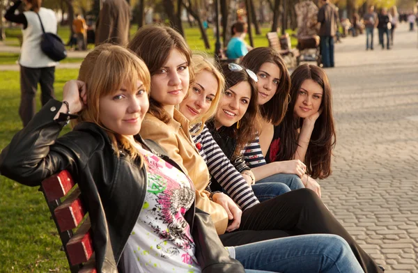 Meisjes in het park — Stockfoto