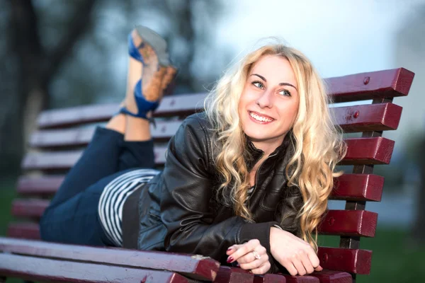Flicka i en park på en bänk — Stockfoto