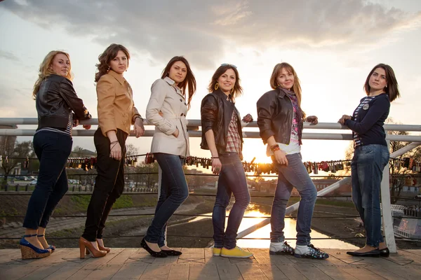 Vackra flickor på bron — Stockfoto