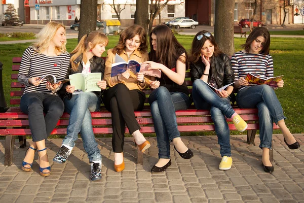 Girls in the Park — Stock Photo, Image