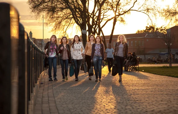 Girls walking in city park — Stockfoto
