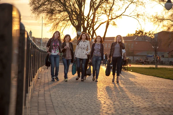 Girls walking in city park — Stok fotoğraf