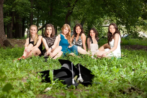 Os graduados de solteiro celebram — Fotografia de Stock
